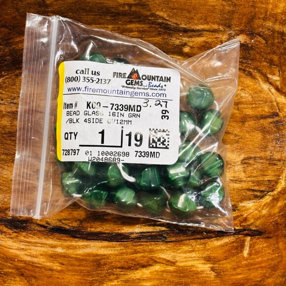 Assorted Lot of Green Stone and Glass Beads (Fire Mountain Gems) - Picture 4 of 13